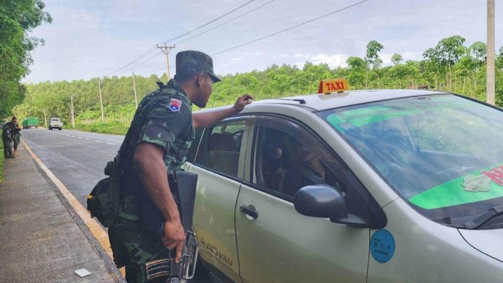 (KNLA/PDF များက ရေးမြို့နယ်မော့ကနင် နှင့် သံဖြူဇရပ်မြို့နယ် ကြားရှိ နေရာသုံးနေရာတွင်ယာဥ်များကိုစစ်ဆေးနေစဥ်။ဓါတ်ပုံ- J.O.C)