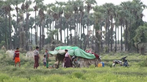 (စစ်အုပ်စု၏ ပစ်ခတ်သတ်ဖြတ်မှုများကြောင့် ထွက်ပြေးတိမ်းရှောင်နေရသော ပြည်သူများအား တွေ့ရစဥ်။ ဓာတ်ပုံ-အညာပစ်တိုင်းထောင်လေးများ)