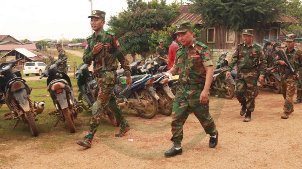 (ကွတ်ခိုင်မြို့နယ်အတွင်းရှိ ကျေးရွာများကို တအာင်းတပ်မတော် (TNLA)စစ်ဦးစီးချုပ် သွားရောက်တွေ့ဆုံနေစဥ်။ ဓာတ်ပုံ - News & Information Department)