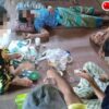 (မြွေကိုက်ခံရသည့် အမျိုးသမီးနှစ်ဦးအား ဆေးဝါးကုသမှုပေးနေစဥ်။ ဓာတ်ပုံ-ကျွန်းလှ ကန့်ဘလူ တက်ကြွလှုပ်ရှားသူများအဖွဲ့ -ကန့်ဘလူခရိုင်)