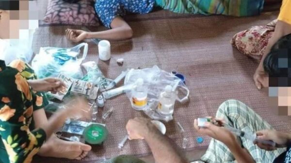 (မြွေကိုက်ခံရသည့် အမျိုးသမီးနှစ်ဦးအား ဆေးဝါးကုသမှုပေးနေစဥ်။ ဓာတ်ပုံ-ကျွန်းလှ ကန့်ဘလူ တက်ကြွလှုပ်ရှားသူများအဖွဲ့ -ကန့်ဘလူခရိုင်)