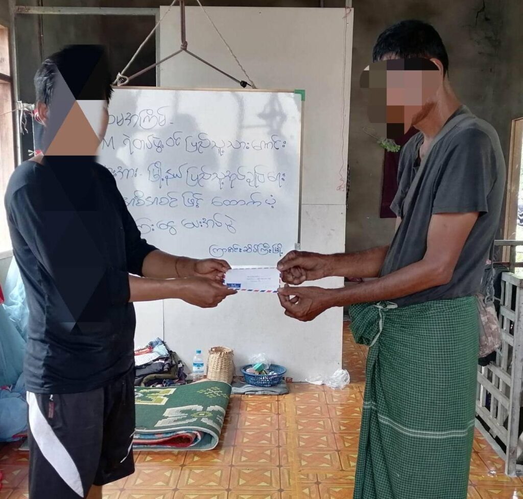 (ကြာအင်းဆိပ်ကြီး မြို့နယ်ရှိ CDM ရဲတပ်ဖွဲ့ဝင်များအား ထောက်ပံ့ငွေပေးအပ်နေစဉ်။ ဓာတ်ပုံ - ကြာအင်းဆိပ်ကြီး(ပအဖ))