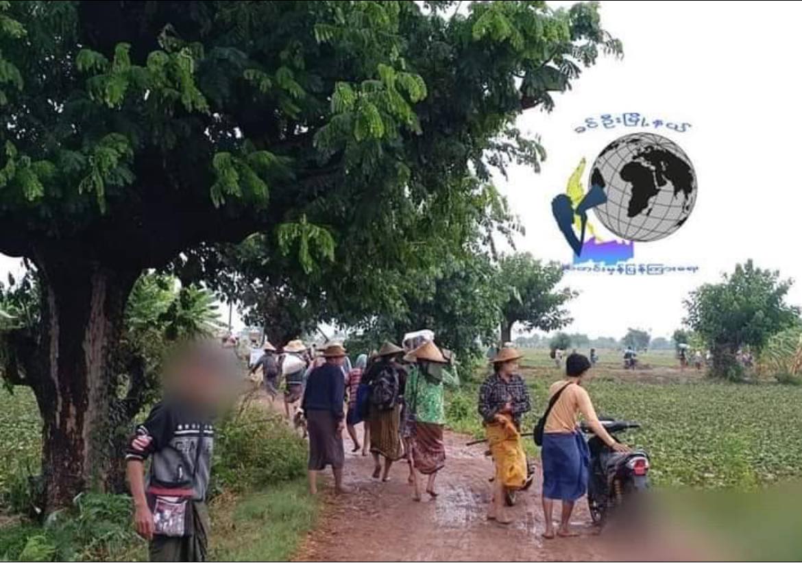 (စစ်ကောင်စီစစ်ကြောင်းထိုးနေ၍ ထွက်ပြေးတိမ်းရှောင်လာသော ခင်ဦးနယ်ဒေသခံများအား ဇွန်လဆန်းပိုင်းက တွေ့ရစဥ်။ ဓာတ်ပုံ-ခင်ဦးမြို့နယ် သတင်းမှန်ပြန်ကြားရေး)