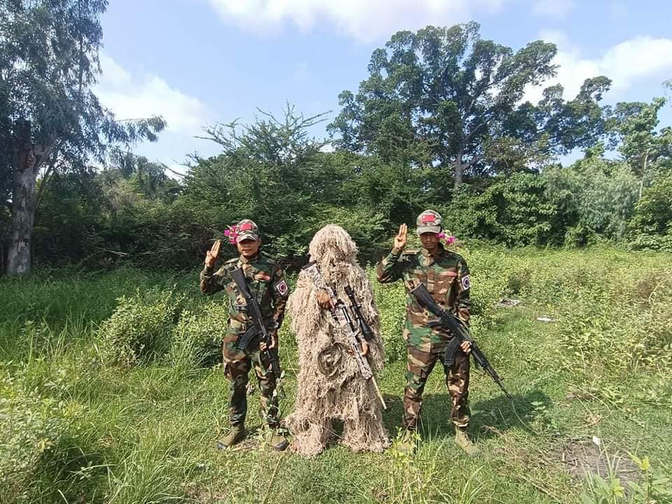 (တော်လှန်ပြည်သူများ၊တော်လှန်ရေးအင်အားစုများက ပန်းသပိတ်ကို ပုံစံမျိုးစုံဆင်နွှဲနေကြစဥ်။ဓါတ်ပုံ-CJ)