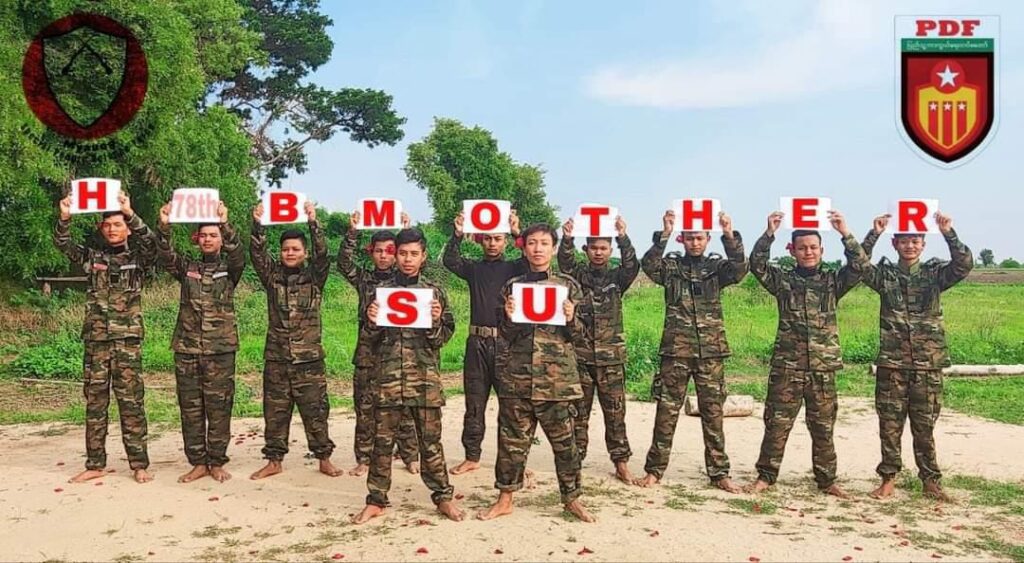 (တော်လှန်ပြည်သူများ၊တော်လှန်ရေးအင်အားစုများက ပန်းသပိတ်ကို ပုံစံမျိုးစုံဆင်နွှဲနေကြစဥ်။ဓါတ်ပုံ-CJ)