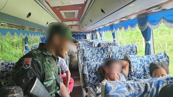 (KNLA/PDF များက ရေးမြို့နယ်မော့ကနင် နှင့် သံဖြူဇရပ်မြို့နယ် ကြားရှိ နေရာသုံးနေရာတွင်ယာဥ်များကိုစစ်​ဆေး​နေစဥ်။ဓါတ်ပုံ- J.O.C)