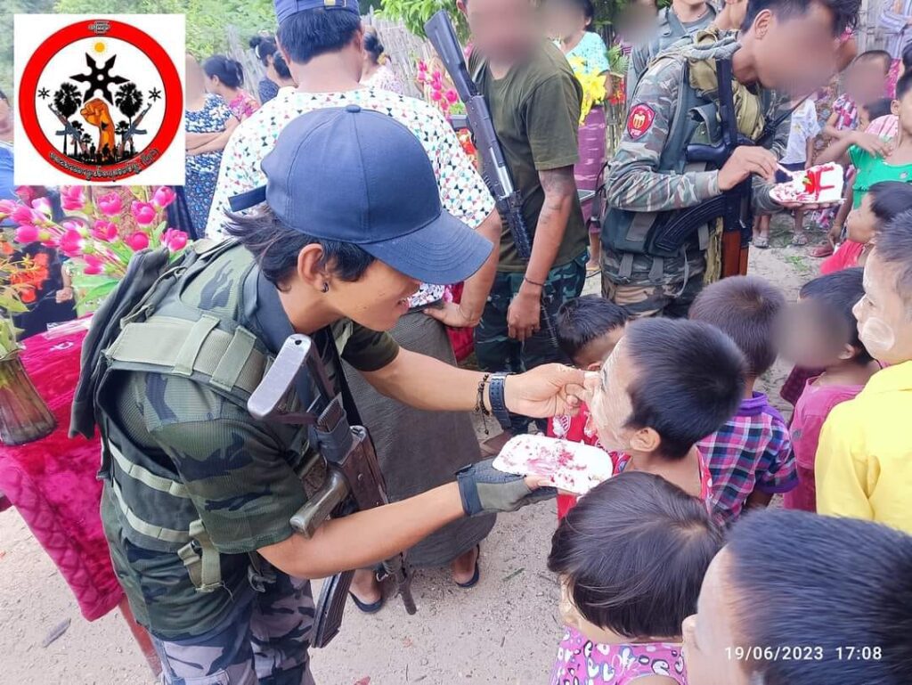 (တော်လှန်ပြည်သူများ၊တော်လှန်ရေးအင်အားစုများက ပန်းသပိတ်ကို ပုံစံမျိုးစုံဆင်နွှဲနေကြစဥ်။ဓါတ်ပုံ-CJ)