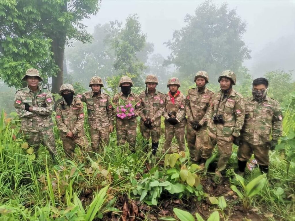 (တော်လှန်ပြည်သူများ၊တော်လှန်ရေးအင်အားစုများက ပန်းသပိတ်ကို ပုံစံမျိုးစုံဆင်နွှဲနေကြစဥ်။ဓါတ်ပုံ-CJ)
