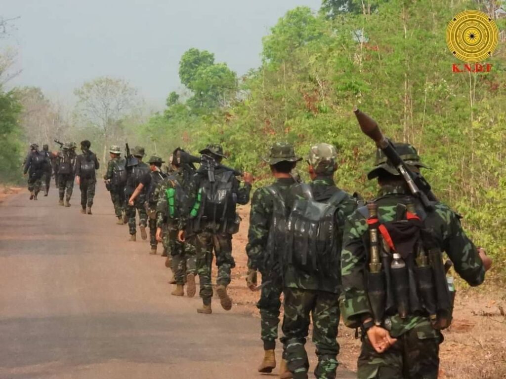 (မယ့်စဲမြို့တည်​နေရာပြ​မြေပုံ / KNDF ၊KA နှင့် စစ်တပ်အာဏာသိမ်းမှုဆန့်​ကျင်​ကြောင်းဆန္ဒပြပြည်သူများကိုစစ်တပ်က အကြမ်းဖက်ဖြိုခွင်းစဥ် ပြည်သူများဘက်မှ ကူညီ​ပေးခဲ့​သော KNPLF (ကလလတ)တပ်ဖွဲ့ဝင်အချို့ ။ဓါတ်ပုံ-KNDF ၊KA ၊CJ)