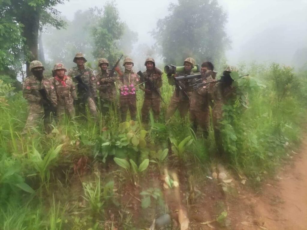 (တော်လှန်ပြည်သူများ၊တော်လှန်ရေးအင်အားစုများက ပန်းသပိတ်ကို ပုံစံမျိုးစုံဆင်နွှဲနေကြစဥ်။ဓါတ်ပုံ-CJ)