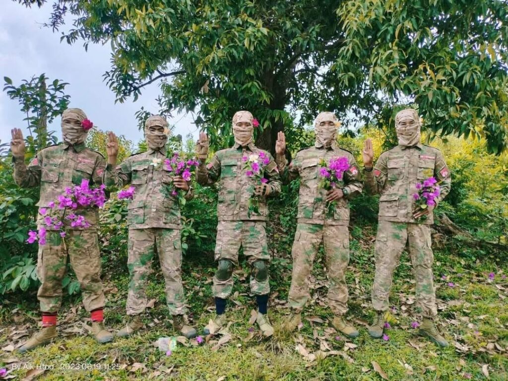 (တော်လှန်ပြည်သူများ၊တော်လှန်ရေးအင်အားစုများက ပန်းသပိတ်ကို ပုံစံမျိုးစုံဆင်နွှဲနေကြစဥ်။ဓါတ်ပုံ-CJ)