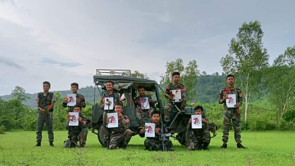 (တော်လှန်ပြည်သူများ၊တော်လှန်ရေးအင်အားစုများက ပန်းသပိတ်ကို ပုံစံမျိုးစုံဆင်နွှဲနေကြစဥ်။ဓါတ်ပုံ-CJ)