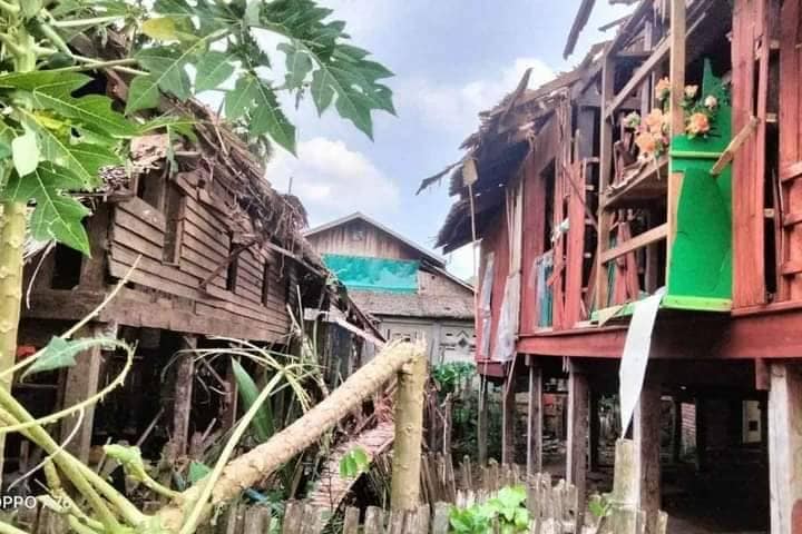 (စစ်ကောင်စီတပ်ထံမှ သိမ်းဆည်းရရှိသော လက်နက်ခဲယမ်းများနှင့် တိုက်ပွဲတွင်အထိနာသဖြင့် စစ်တပ်ကလက်နက်ကြီးဖြင့်ပစ်၍ ဒေသခံပြည်သူ့နေအိမ်အချို့ပျက်စီးနေမှု။ဓါတ်ပုံ-ပေးပို့)