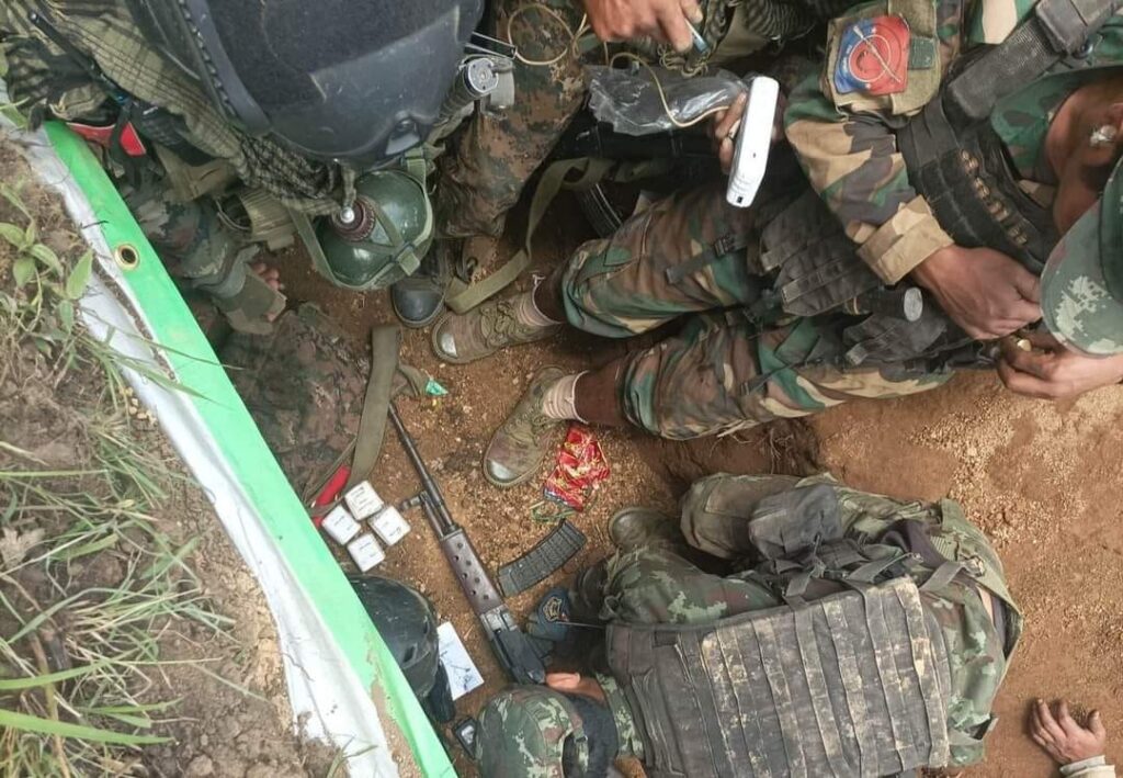 (ဟားခါးနှင့် ထန်တလန်ကြားတိုက်ပွဲတွင် စစ်တပ်ထံမှ သိမ်းဆည်းရရှိခဲ့သောလက်နက်ခဲယမ်းများနှင့် ဟားခါးမြို့မြင်ကွင်း ။ဓါတ်ပုံ-The Chin Journal)
