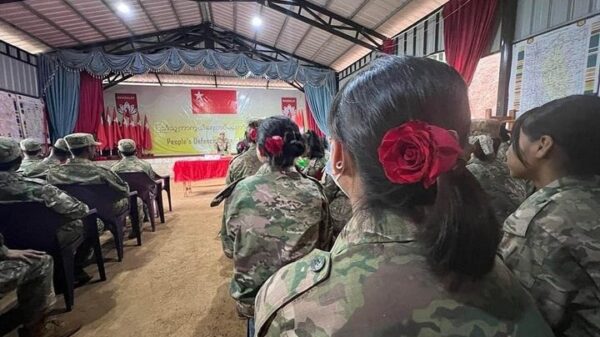 (ယမန်‌နေ့က ကျရောက်သည့် နိုင်ငံတော်၏အတိုင်ပင်ခံပုဂ္ဂိုလ် ဒေါ်အောင်ဆန်းစုကြည်၏(၇၈) နှစ်မြောက် မွေးနေ့အထိမ်းအမှတ်အဖြစ် မန္တလေး PDFမှ ရဲမေတစ်ဦး ပန်းပန်၍ မွေးနေ့ပွဲဆင်နွှဲနေစဥ်။ ဓာတ်ပုံ - မန္တလေး PDF)