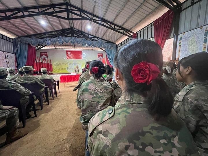 (ယမန်‌နေ့က ကျရောက်သည့် နိုင်ငံတော်၏အတိုင်ပင်ခံပုဂ္ဂိုလ် ဒေါ်အောင်ဆန်းစုကြည်၏(၇၈) နှစ်မြောက် မွေးနေ့အထိမ်းအမှတ်အဖြစ် မန္တလေး PDFမှ ရဲမေတစ်ဦး ပန်းပန်၍ မွေးနေ့ပွဲဆင်နွှဲနေစဥ်။ ဓာတ်ပုံ - မန္တလေး PDF)