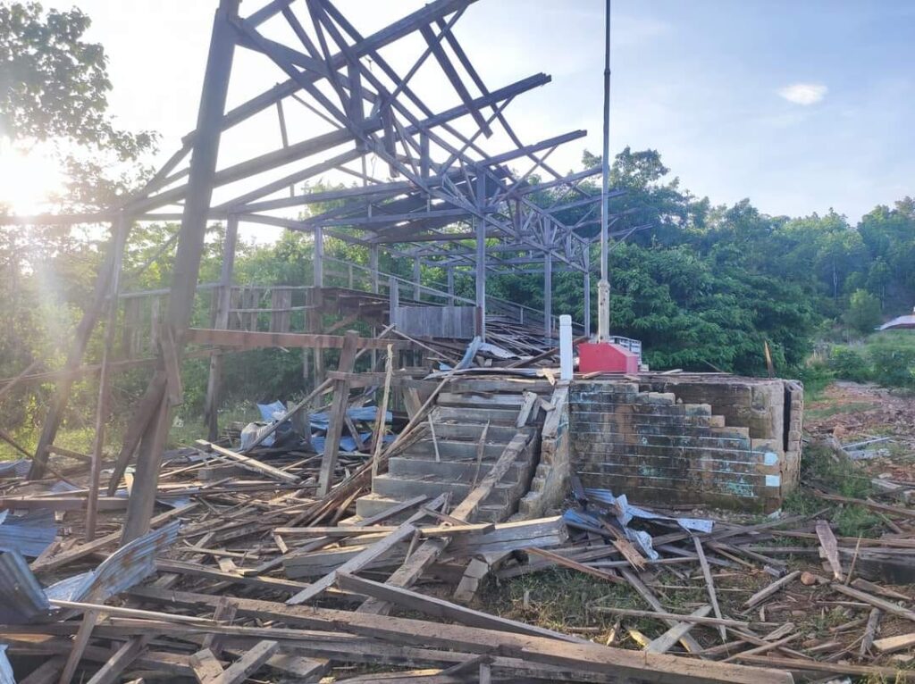 (စစ်တပ်အာဏာသိမ်းမှုဆန့်ကျင်ကြောင်းဆန္ဒပြပြည်သူများကို ၂၀၂၁ခုနှစ်တွင် စစ်တပ်က အကြမ်းဖက်ဖြိုခွင်းစဥ် ပြည်သူများဘက်မှ ကူညီပေးခဲ့သော KNPLF (ကလလတ)တပ်ဖွဲ့ဝင်အချို့ ။KNPLF ဌာနချုပ်ရှိ အဆောက်အအုံအချို့ စစ်ကောင်စီက ဗုံးကျဲ၍ပျက်စီးနေမှု နှင့် ဇွန် ၂၁ရက်တွင် ဖားဆောင်းတံတားအနီး စစ်ကောင်စီက ဗုံးကျဲ တိုက်ခိုက်၍မီးခိုးများထွက်နေစဥ်။ ဓါတ်ပုံ-CJ၊Kantarawaddy Times)