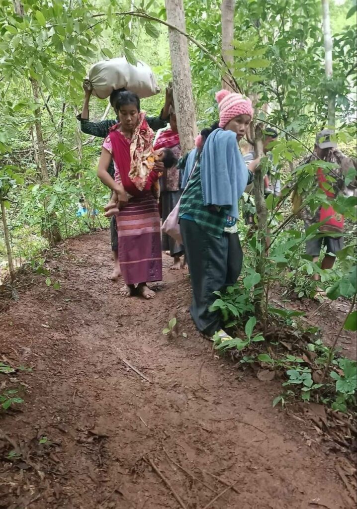 (တိုက်ပွဲကြောင့် ဘေးလွတ်ရာတိမ်းရှောင်နေရသော မယ်စဲ့မြို့နယ်ရှိ ဒေသခံပြည်သူများနှင့် မယ်စဲ့မြို့တည်နေရာကိုတွေ့ရစဥ်။ ဓာတ်ပုံ - Kantarawaddy Times)
