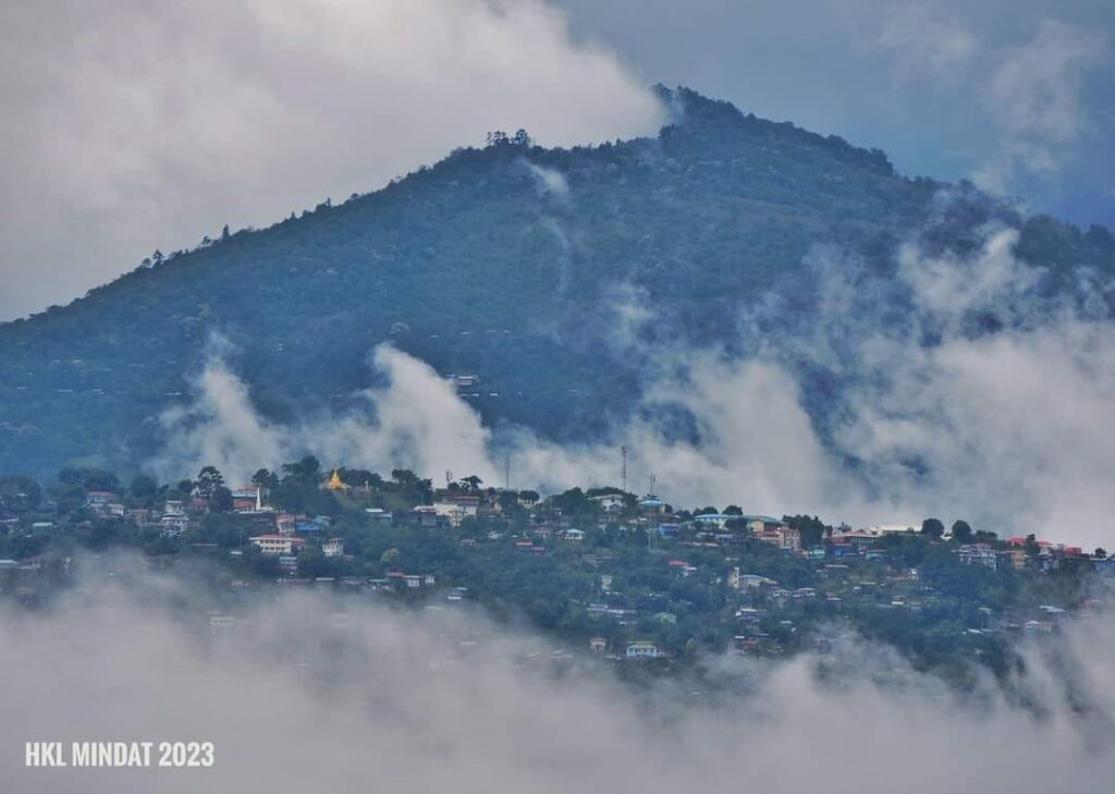 (တိမ်တွေကြားက မင်းတပ်မြို့ရဲ့ ဇွန် ၂၃ ရက်မနက်အလှကိုတွေ့ရစဥ်။ ဓါတ်ပုံ-HKL-မင်းတပ်)
