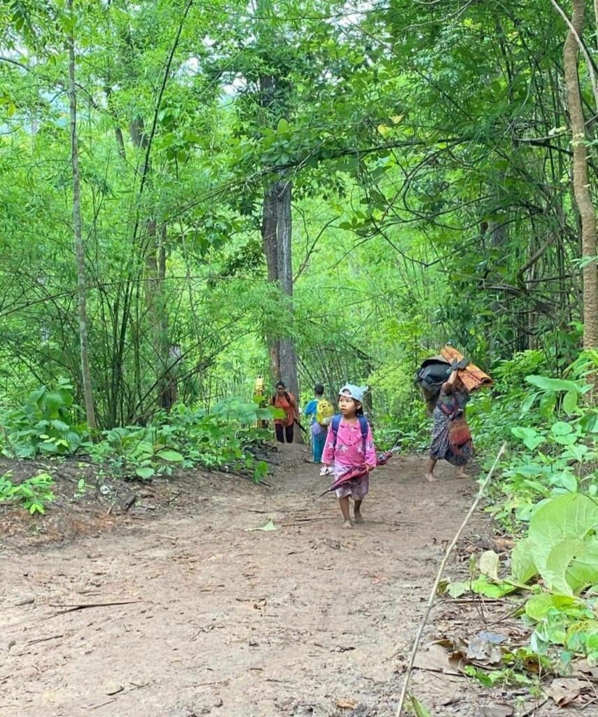(တိုက်ပွဲကြောင့် ဘေးလွတ်ရာတိမ်းရှောင်နေရသော မယ်စဲ့မြို့နယ်ရှိ ဒေသခံပြည်သူများနှင့် မယ်စဲ့မြို့တည်နေရာကိုတွေ့ရစဥ်။ ဓာတ်ပုံ - Kantarawaddy Times)