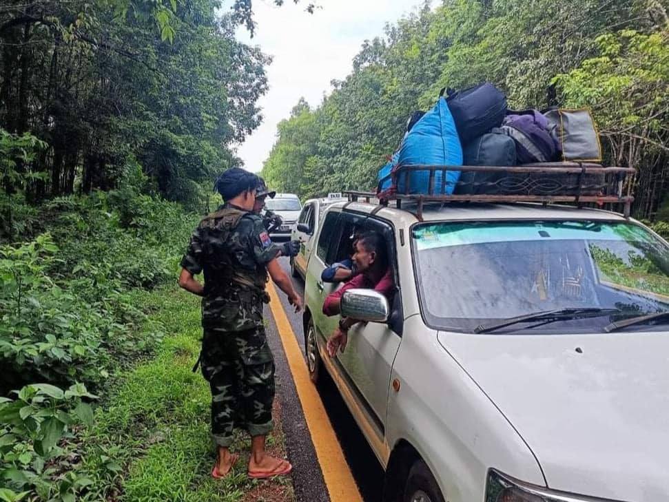(ရေးမြို့နှင့် သံဖြူဇရပ်မြို့နယ်ကြား အမှတ်-၈ ပြည်ထောင်စု လမ်းမကြီးပေါ်၌ မော်တော်ယာဉ်သွားမှုနှင့်ပတ်သက်ပြီး ပူးပေါင်းတပ်ဖွဲ့များက စစ်ဆေးနေစဥ်။ ဓာတ်ပုံ - MOD-NUG)