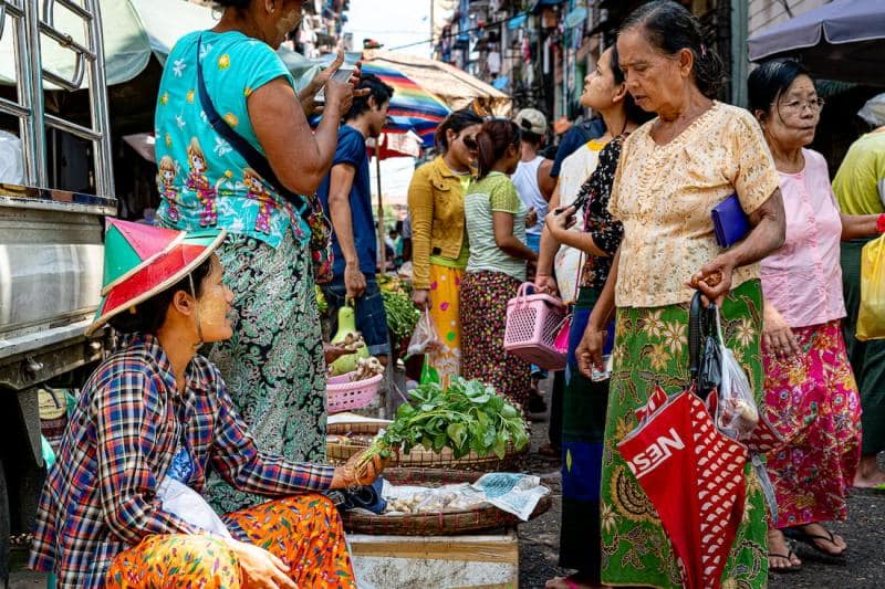 (စစ်တပ်အာဏာမသိမ်းခင်က ရန်ကုန်ရှိရပ်ကွက်ဈေးတစ်ခု။ ဓါတ်ပုံ-Chase Chisholm)