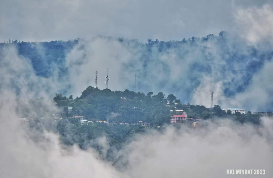 (တိမ်​တွေကြားက မင်းတပ်မြို့ရဲ့ ဇွန် ၂၃ ရက်မနက်အလှကို​တွေ့ရစဥ်။ ဓါတ်ပုံ-HKL-မင်းတပ်)