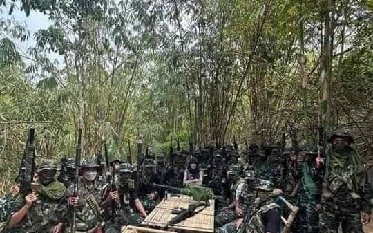 (ရေးဘီလူးအဖွဲ့မှ ရဲဘော်များအား တွေ့ရစဉ်။ ဓာတ်ပုံ - ရေးဘီလူး)