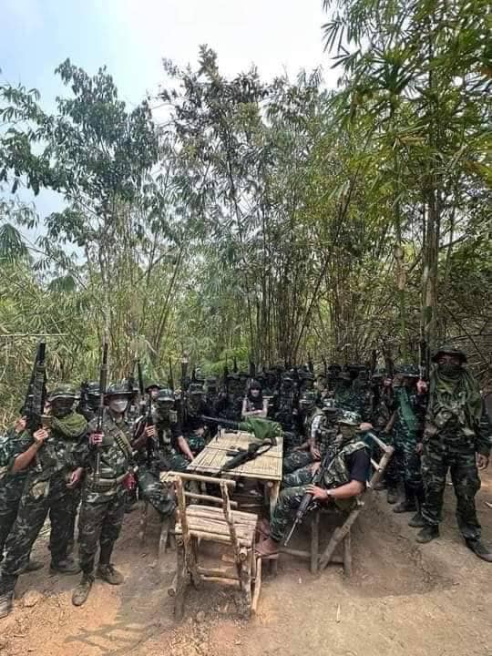 (ရေးဘီလူးအဖွဲ့မှ ရဲဘော်များအား တွေ့ရစဉ်။ ဓာတ်ပုံ - ရေးဘီလူး)