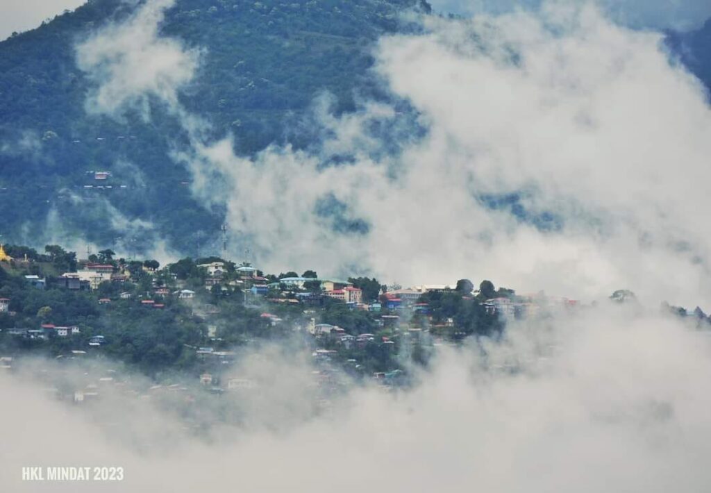 (တိမ်တွေကြားက မင်းတပ်မြို့ရဲ့ ဇွန် ၂၃ ရက်မနက်အလှကိုတွေ့ရစဥ်။ ဓါတ်ပုံ-HKL-မင်းတပ်)