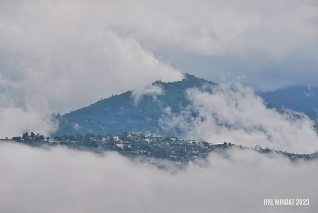 (တိမ်တွေကြားက မင်းတပ်မြို့ရဲ့ ဇွန် ၂၃ ရက်မနက်အလှကိုတွေ့ရစဥ်။ ဓါတ်ပုံ-HKL-မင်းတပ်)