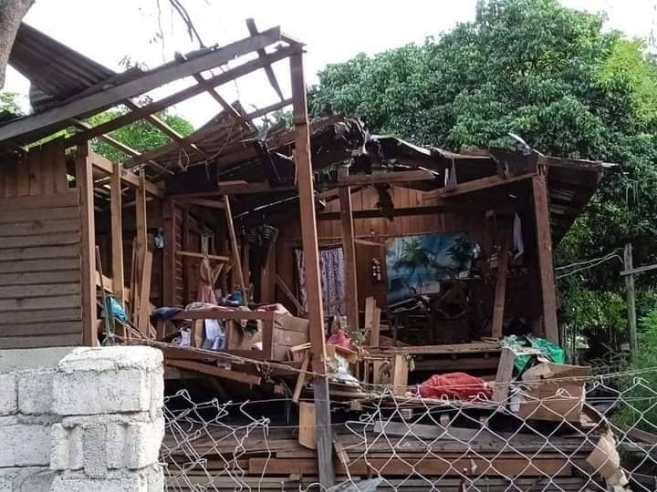 (စစ်ကောင်စီတပ်ထံမှ သိမ်းဆည်းရရှိသော လက်နက်ခဲယမ်းများနှင့် တိုက်ပွဲတွင်အထိနာသဖြင့် စစ်တပ်ကလက်နက်ကြီးဖြင့်ပစ်၍ ဒေသခံပြည်သူ့နေအိမ်အချို့ပျက်စီးနေမှု။ဓါတ်ပုံ-ပေးပို့)
