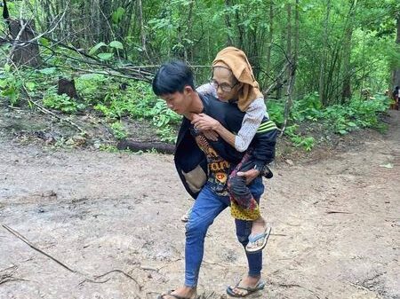 (တိုက်ပွဲကြောင့် ဘေးလွတ်ရာတိမ်းရှောင်နေရသော မယ်စဲ့မြို့နယ်ရှိ ဒေသခံပြည်သူများနှင့် မယ်စဲ့မြို့တည်​နေရာကိုတွေ့ရစဥ်။ ဓာတ်ပုံ - Kantarawaddy Times)