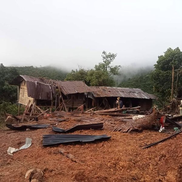 (ယမန်နေ့ညပိုင်းက လေယာဥ်ဖြင့် ဗုံးကြဲတိုက်ခိုက်မှုကြောင့် ပျက်စီးခဲ့ရသော နေအိမ်များအား တွေ့ရစဥ်။ ဓာတ်ပုံ - UKSY)