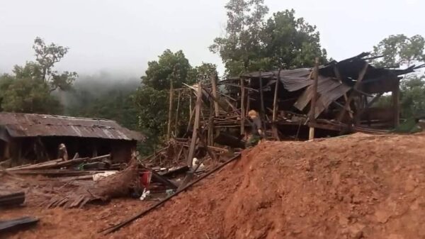 (ယမန်နေ့ညပိုင်းက လေယာဥ်ဖြင့် ဗုံးကြဲတိုက်ခိုက်မှုကြောင့် ပျက်စီးခဲ့ရသော နေအိမ်များအား တွေ့ရစဥ်။ ဓာတ်ပုံ - UKSY)