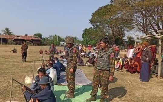 (စစ်ကိုင်းတိုင်းရှိ ကျေးရွာတစ်ရွာတွင် ပျူစောထီးများအား စစ်တပ်က လက်နက်တပ်ဆင် လေ့ကျင့်ပေးနေစဥ်)