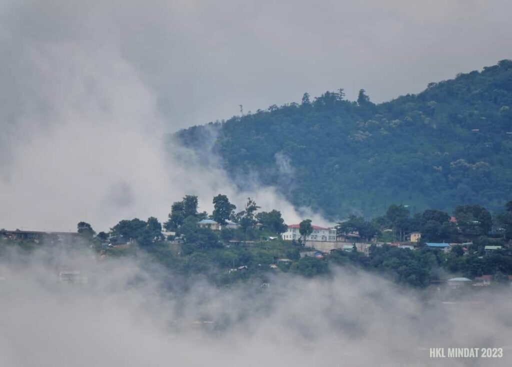(တိမ်တွေကြားက မင်းတပ်မြို့ရဲ့ ဇွန် ၂၃ ရက်မနက်အလှကိုတွေ့ရစဥ်။ ဓါတ်ပုံ-HKL-မင်းတပ်)