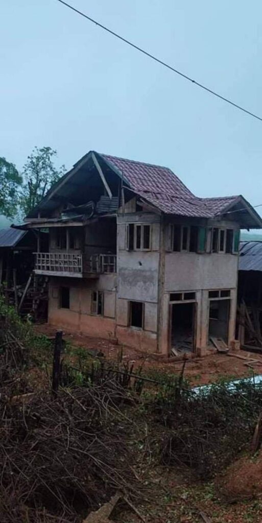 (ယနေ့ နံနက်ပိုင်းက စစ်ကောင်စီ၏ လေကြောင်းတိုက်ခိုက်မှုကြောင့် ဖရူဆိုအနောက်ဘက်ခြမ်း၌ ပျက်စီးခဲ့ရသည့် နေအိမ်များအား တွေ့ရစဥ်။ ဓာတ်ပုံ - CJ)