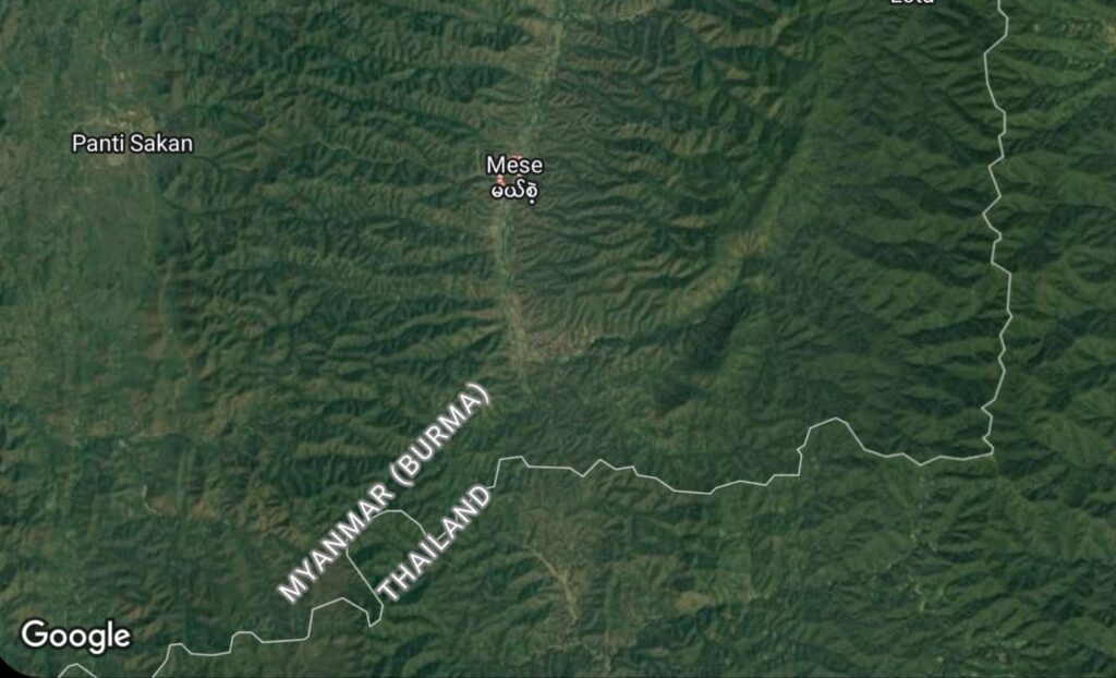 (မယ်စဲ့မြို့ ကို Google Map တွင်တွေ့ရမှုနှင့် စခန်းသိမ်းတိုက်ပွဲမှ သိမ်းဆည်းရရှိသော လက်နက်ခဲယမ်းများ။ဓါတ်ပုံ- CJ)