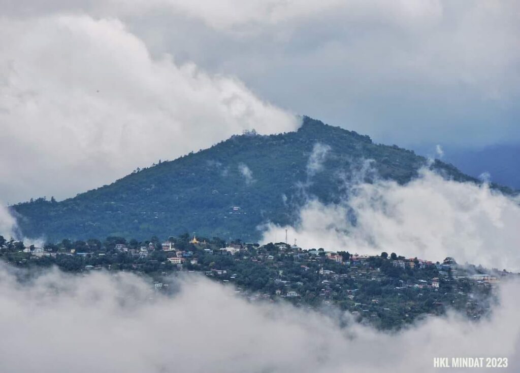 (တိမ်တွေကြားက မင်းတပ်မြို့ရဲ့ ဇွန် ၂၃ ရက်မနက်အလှကိုတွေ့ရစဥ်။ ဓါတ်ပုံ-HKL-မင်းတပ်)