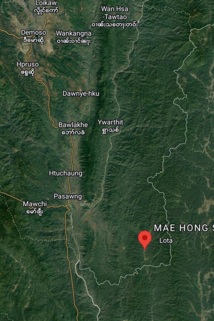 (မယ်စဲ့မြို့ ကို Google Map တွင်တွေ့ရမှုနှင့် စခန်းသိမ်းတိုက်ပွဲမှ သိမ်းဆည်းရရှိသော လက်နက်ခဲယမ်းများ။ဓါတ်ပုံ- CJ)