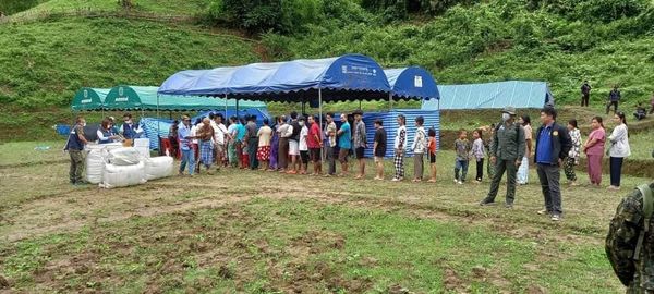 (ထိုင်းနယ်စပ်သို့ထွက်​ပြေးခိုလှုံ့​နေရ​သောစစ်​ဘေး​ရှောင်ပြည်သူများနှင့် ထိုင်းအစိုးရကထိုင်းပြည်သူများနယ်စပ်တွင်သွားလာခြင်းမပြုရန်သတိ့​ပေးချက်။ဓါတ်ပုံ-CJ)
