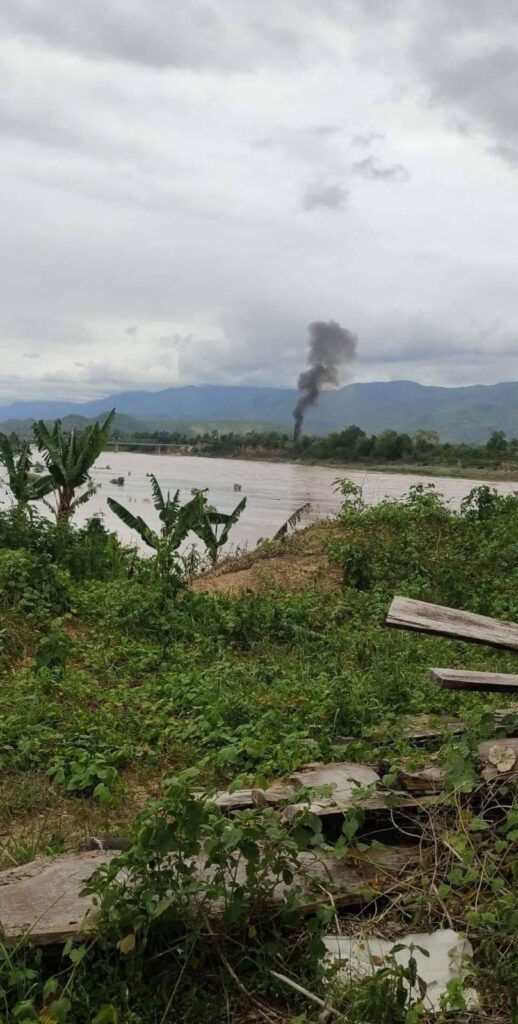 (စစ်တပ်အာဏာသိမ်းမှုဆန့်ကျင်ကြောင်းဆန္ဒပြပြည်သူများကို ၂၀၂၁ခုနှစ်တွင် စစ်တပ်က အကြမ်းဖက်ဖြိုခွင်းစဥ် ပြည်သူများဘက်မှ ကူညီပေးခဲ့သော KNPLF (ကလလတ)တပ်ဖွဲ့ဝင်အချို့ ။KNPLF ဌာနချုပ်ရှိ အဆောက်အအုံအချို့ စစ်ကောင်စီက ဗုံးကျဲ၍ပျက်စီးနေမှု နှင့် ဇွန် ၂၁ရက်တွင် ဖားဆောင်းတံတားအနီး စစ်ကောင်စီက ဗုံးကျဲ တိုက်ခိုက်၍မီးခိုးများထွက်နေစဥ်။ ဓါတ်ပုံ-CJ၊Kantarawaddy Times)
