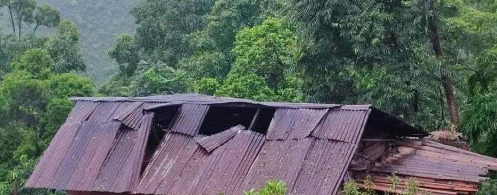 (ယနေ့ နံနက်ပိုင်းက စစ်ကောင်စီ၏ လေကြောင်းတိုက်ခိုက်မှုကြောင့် ဖရူဆိုအနောက်ဘက်ခြမ်း၌ ပျက်စီးခဲ့ရသည့် နေအိမ်များအား တွေ့ရစဥ်။ ဓာတ်ပုံ - CJ)
