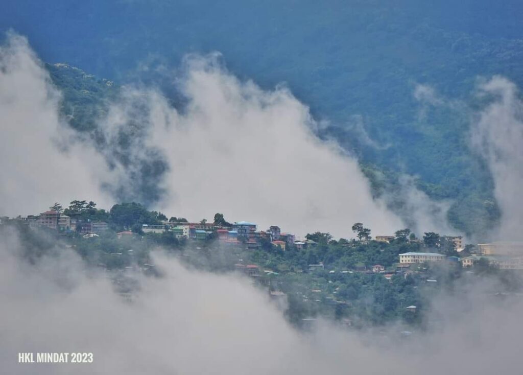 (တိမ်တွေကြားက မင်းတပ်မြို့ရဲ့ ဇွန် ၂၃ ရက်မနက်အလှကိုတွေ့ရစဥ်။ ဓါတ်ပုံ-HKL-မင်းတပ်)