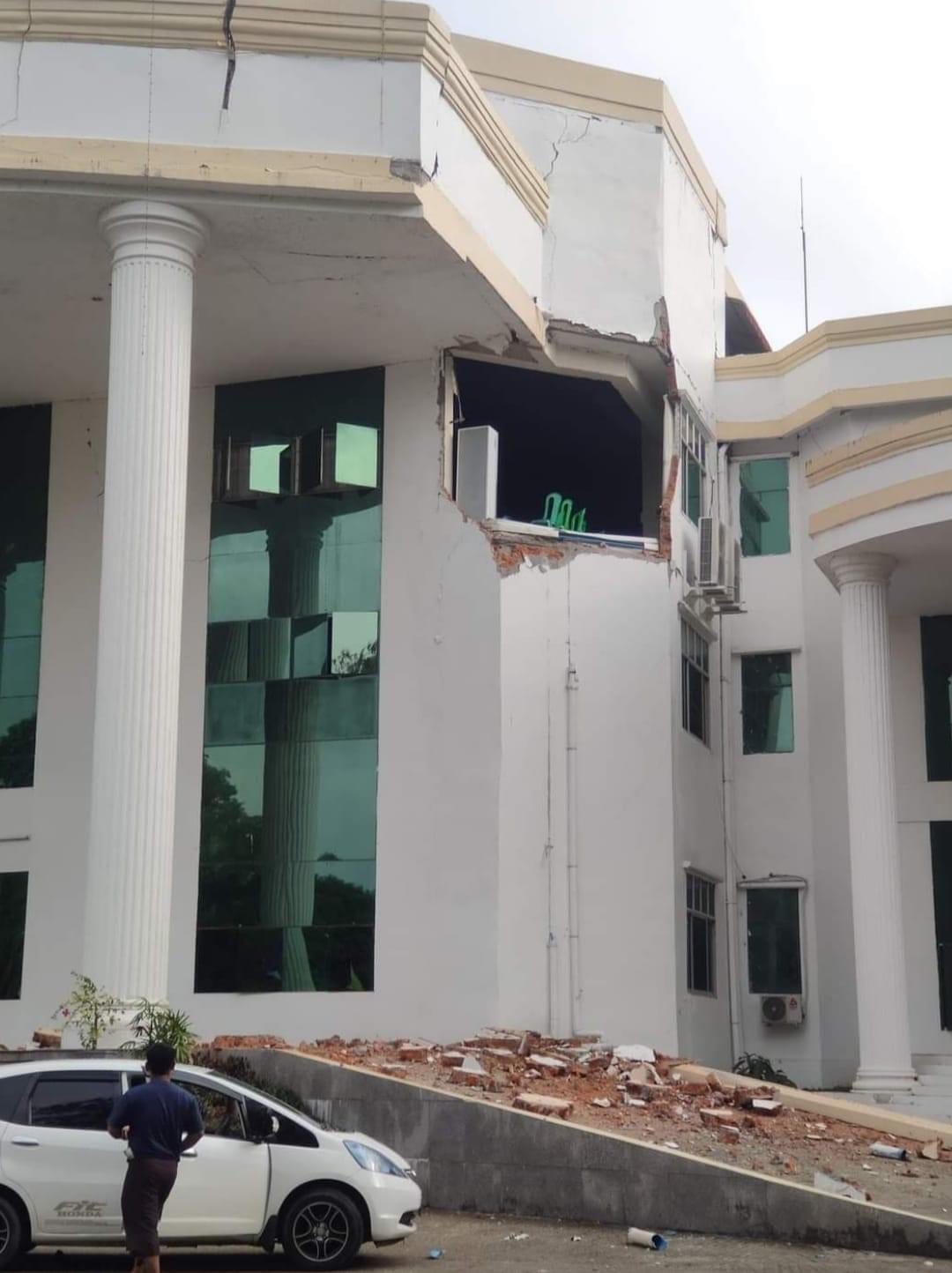 (ဇွန်လ ၇ရက်ကငလျင်ကြောင့်မအူပင်တက္ကသိုလ်အဆောက်အဦ ထိခိုက်ပျက်စီးမှု ၊မအူပင် မြို့ရှိ​​ရွှေဘုန်းမြင့်ဘုရား ထီး​တော်​ကွေးသွား​နေမှုနှင့် အုတ်တံတိုင်းပြိုကျစဥ်။ ဓါတ်ပုံ-CJ)