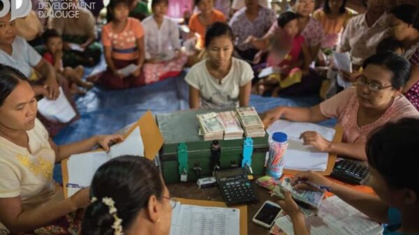 (Pact Myanmar က အမျိုးသမီးများကို အ​သေးစား​ချေး​ငွေ ထုတ်​ပေး​နေစဥ်။ဓါတ်ပုံ-Pact Myanmar)