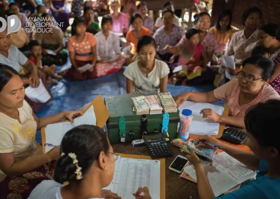 (Pact Myanmar က အမျိုးသမီးများကို အ​သေးစား​ချေး​ငွေ ထုတ်​ပေး​နေစဥ်။ဓါတ်ပုံ-Pact Myanmar)