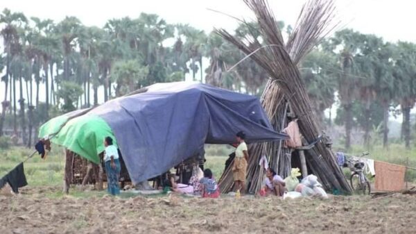 (စစ်အုပ်စု၏ ပစ်ခတ်သတ်ဖြတ်မှုများကြောင့် ထွက်ပြေးတိမ်းရှောင်နေရသော စစ်ဘေးရှောင် ပြည်သူများအား တွေ့ရစဥ်။ ဓာတ်ပုံ-အညာပစ်တိုင်းထောင်လေးများ)
