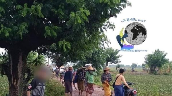 (စစ်ကောင်စီစစ်ကြောင်းထိုးနေ၍ ထွက်ပြေးတိမ်းရှောင်လာသော ခင်ဦးနယ်ဒေသခံများအား ဇွန်လဆန်းပိုင်းကတွေ့ရစဥ်။ဓာတ်ပုံ - ခင်ဦးမြို့နယ် သတင်းမှန်ပြန်ကြားရေး)